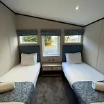 Oakwood Lodge With Hot Tub