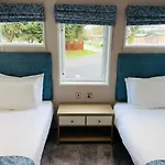 Oakwood Lodge With Hot Tub